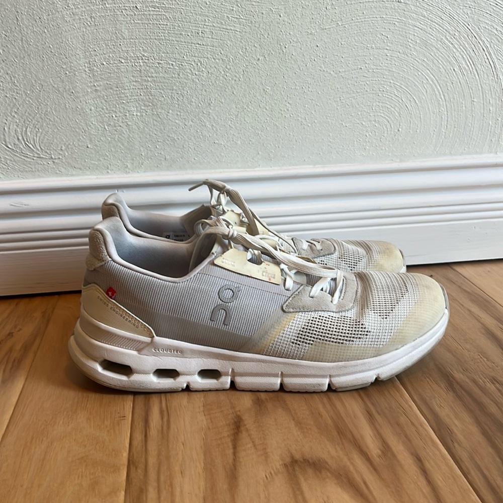 ON CLOUD GENTLY WORN SHOES